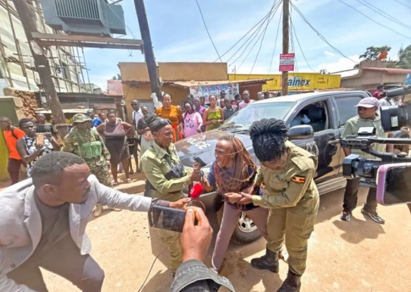 Igitero cy’uwitwaje umuhoro yagabye ku ishuri muri Uganda cyahitanye abana bane cyasize amarira menshi